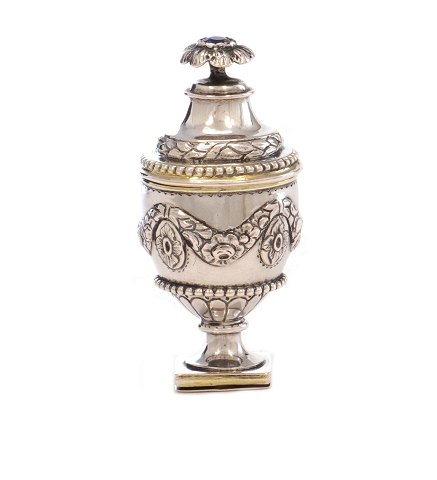 Hovedvandsæg i delvist forgyldt sølv af Jens Christian Bøgh, 1791-1810, Vejle. H: 7cm