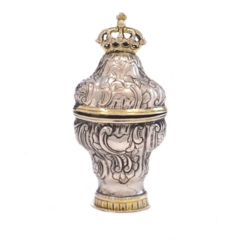 Hovedvandsæg i delvist forgyldt sølv af C. C. Holm, Nykøbing Falster, 1815-53. H: 7,9cm