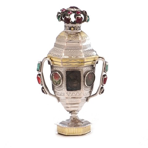 Hovedvandsæg i delvist forgyldt sølv med utydeligt mesterstempel. Tønder ca. år 1820. H. 10cm