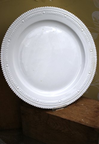 Royal Copenhagen stort rundt serveringsfad i Perle spisestellet fra år 1870-90. Dia.:35,5cm...