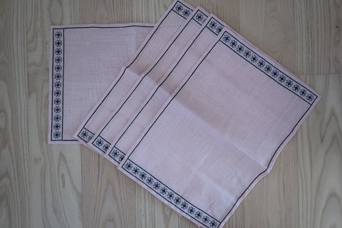 Gamle dækkeservietter Smukke håndbroderede dækkeservietterSælges som sæt på 5 stk.44cm x 30cm