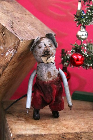 Gammel "mekanisk" (mangler nøgle) "jule-mus" i metal og filtstof med en rigtig fin patina...