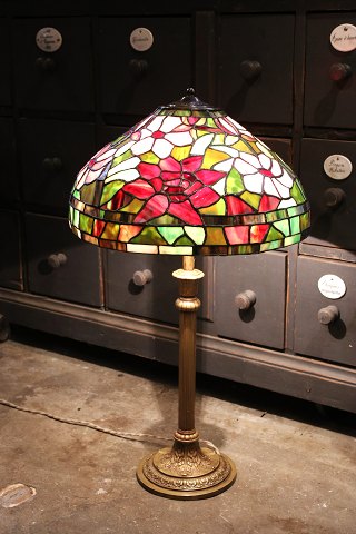 Decorative, old Tiffany table lamp from the 40s. with glass shade in colored floral motif and bronze base...