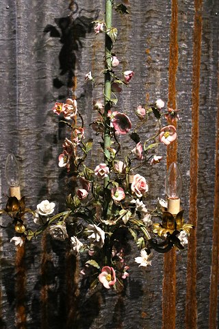Gammel fransk lysekrone med i grønmalet metal dekoreret med fine farvet/hvide porcelænsblomster.