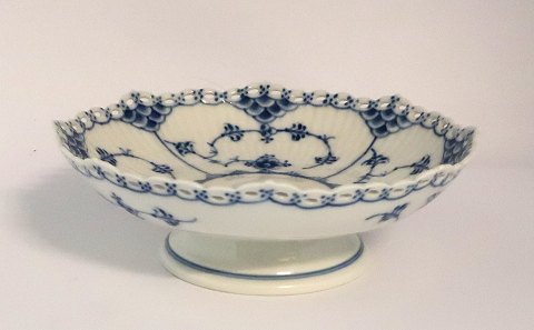 Royal Copenhagen. Musselmalet helblonde. Lille rund skål på fod. Model 1023. Højde 6 cm. Diameter 17,5 cm. (2 sortering)