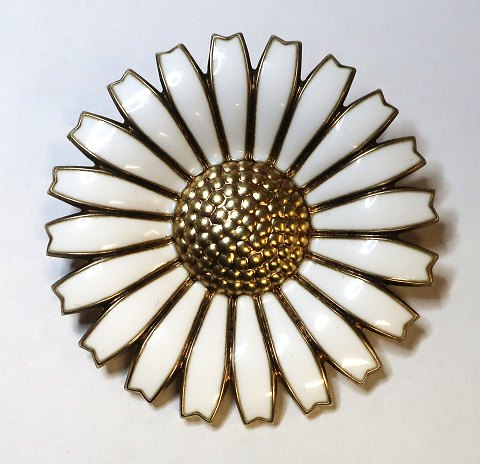 Georg Jensen. Marguerit Broche sterlingsølv med hvid emalje (925). Diameter 4,2 cm.