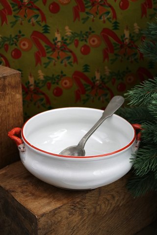 Gammel svensk juleskål i fajance med nisse på hankene...