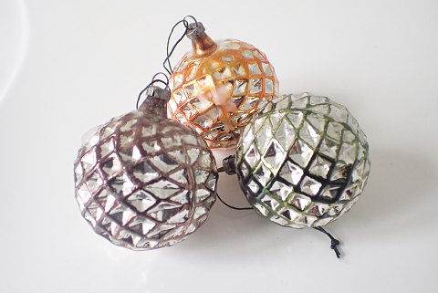 3 stk. glasjulepynt - "golfbolde" kugler med mange små reflektorer. Sælges 
individuelt.