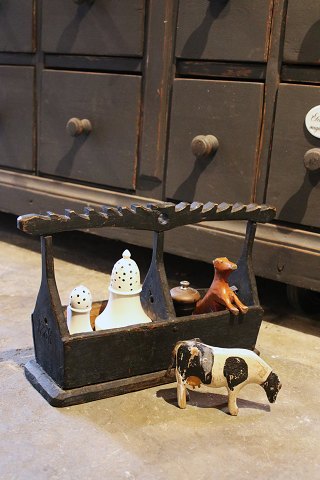 Gammel svensk opbevarings kasse med original farve og  håndtag til opbevaring af småting...