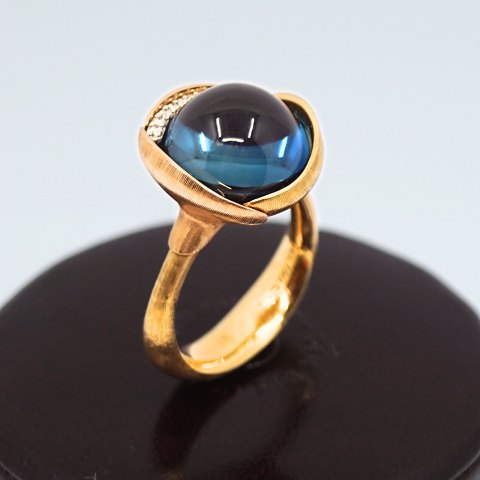 Ole Lynggaard; Lotus ring nr. 3. i 18 kt. guld, med blå topas og diamanter