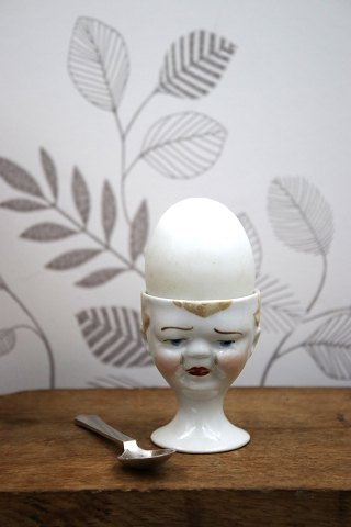 Gammelt æggebægre fra 30érne i porcelæn med bemalet sjovt ansigt.