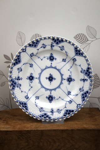 Royal Copenhagen Musselmalet Helblonde middagstallerken Dia:23cm. 1/1085.Fra 1898-1923...