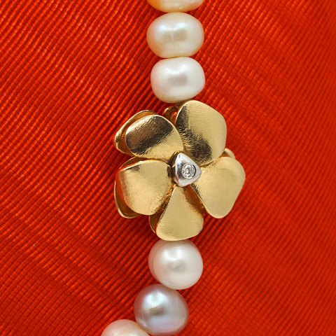Ole Lynggaard, Charlotte Lynggaard; Clasp of 14k gold, set with diamonds