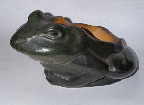 P. Ipsens Enke: Frø i keramik som pibeholder