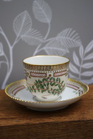 Mocca kop uden hank med underkop i Flora Danica-stel produceret af Royal Copenhagen...