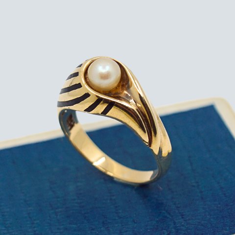 Bernhard Hertz; Ring in 14k gold set with a pearl