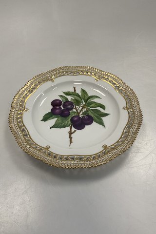 Royal Copenhagen Flora Danica Frugttallerken No. 429/3554.