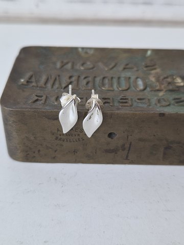 Leaf-shaped earrings in sterling silver