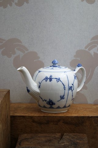 Small Blue Fluted, Plain teapot from Royal Copenhagen. 1/257...