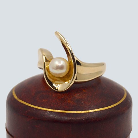 Henning Glahn; Ring in 14k gold set with a pearl