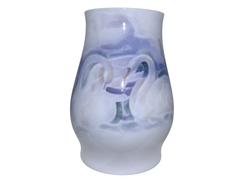Bing & GrøndahlStor unika vase med tidlige Art Deco-træk med svaner af Valdemar Jørgensen fra ca. 1920-1930