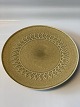 Relief stentøj, rundt fad på lav fod.
Måler 26,7 cm
