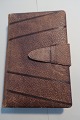 Gammelt, mindre fotoalbumMateriale: SkindH: 15cmB: 10,5cmTykkelse: 3cm