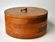 Pegasus – Kunst 
- Antik - 
Design 
presents: 
Box in 
stick-glued 
mahogany with 
brass handle, 
20th century.