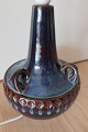 Stor smuk bordlampe af stentøj
Søholm stentøj, Bornholm
Smuk blå glasur med brunlig dekoration (typisk Søholm-blå)
H: 29cm uden fatning
Stempel 1059