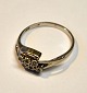 Pegasus – Kunst 
- Antik - 
Design 
präsentiert: 
Ring aus 
14 Karat 
Weißgold, 20. 
Jahrhundert, 
mit 6 
Diamanten.