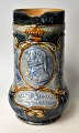 Pegasus – Kunst 
- Antik - 
Design 
præsenterer: 
Royal 
Doulton Nelson 
kande, 1905, 
England.