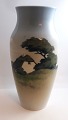 Royal Copenhagen. Porcelæns vase med bondegård. Model 2600/137. Højde 32 cm. (1 
sortering)