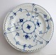 Bing & Grøndahl. Blåmalet. Middags tallerken med blondekant. Model 325.6 . 
Diameter 24,5 cm. (1 sortering).
