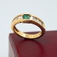 Ring i 18 kt. guld prydet med diamanter og smaragd