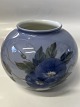 Antik Huset præsenterer: Royal Copenhagen vase med blomster.Dekoration Nr. 790A-2340.