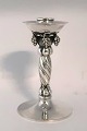 Lundin Antique präsentiert: Georg Jensen. Kerzenleuchter aus Sterlingsilber mit Trauben. Entwurf 263A. Höhe ...