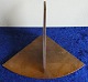 Eckregal aus dunklem Holz zum Aufhängen. B 42 cm - H 26 cm