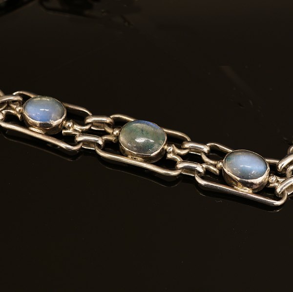 Armband aus Silber mit Mondstein. Gestempelt A.H.W. L: 19cm