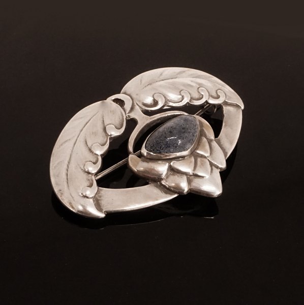 Georg Jensen broche med lapis. Perioden 1904-08. Stemplet Georg Jensen. #29. Mål: 3,6x5,5cm