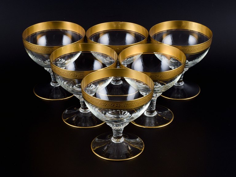 Rimpler Kristall, Zwiesel, Germany, six mouth-blown crystal champagne glasses with gold rim decorated with grapes and vine leaves.