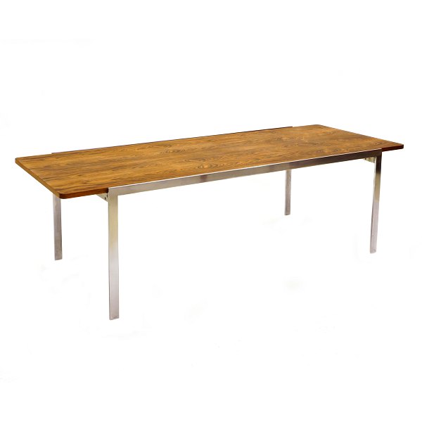 Arne Jacobsen sofabord AJ 3501 med understel i forkromet stål og plade i palisander. God stand. Plade let patineret. H: 48cm. Plade: 150x60cm.