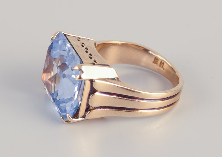 Bernhard Hertz, Danish goldsmith.
14 karat gold ring adorned with light blue semi-precious stones.