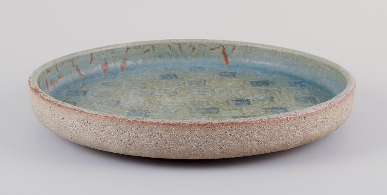 Eva Stæhr-Nielsen (1911-1976) for Saxbo. Stort fad af stentøj, dekoreret med blå og grøn glasur.