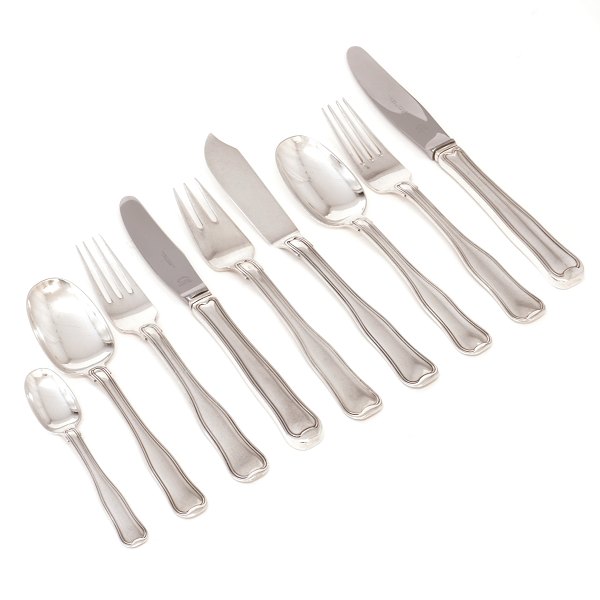 Georg Jensen Dobbeltriflet sølvbestik til 12 personer i alt 106 dele. Design af 
Harald Nielsen 1947
