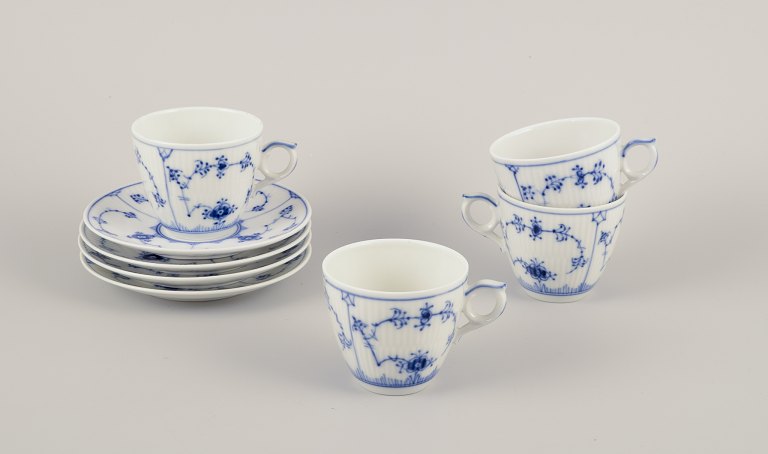 Royal Copenhagen Musselmalet Riflet.
Et sæt på fire kaffekopper med tilhørende underkopper.