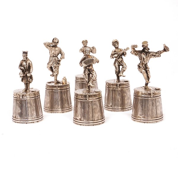 Sæt på seks russiske vodkabægre prydet med figurer i form af musikanter. Svær 
kvalitet og indvendigt forgyldte. Stemplede Rusland ca. år 1880. H: 9cm. Samlet 
vægt 386gr