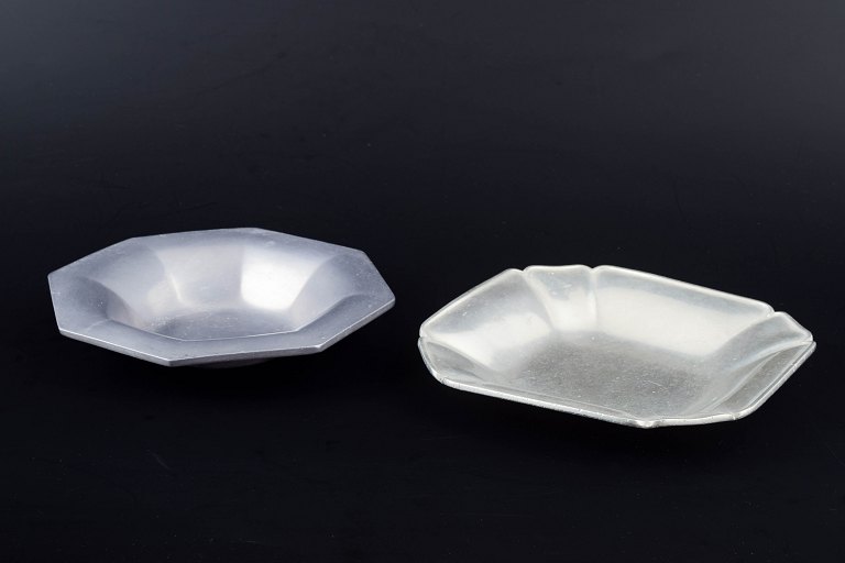 Just Andersen, Danmark.To tinfade, det ene ottekantet og det andet med afrundede, kantede hjørner.