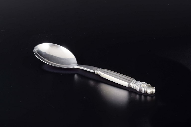 Georg Jensen
Salatske i mønsteret “Konge”.
Sterlingsølv.