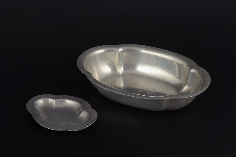 Just Andersen
Oval og rund skål i tin, begge med blødt buede organiske former, 1930–1940.