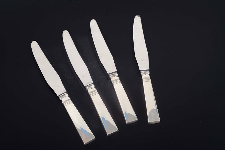 Georg Jensen
4 middagsknive, “Blok / Acadia”.
Sterlingsølv og rustfrit stål.